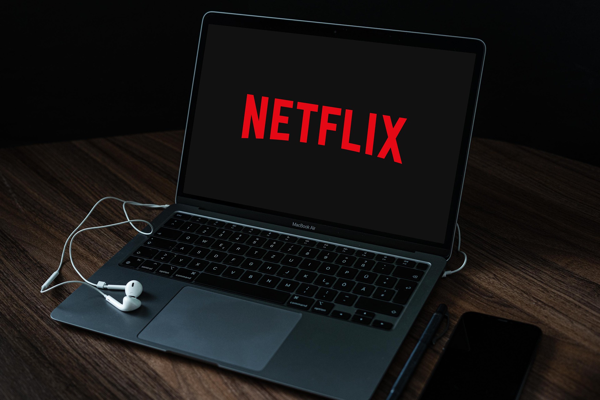 notebook com o logo da netflix