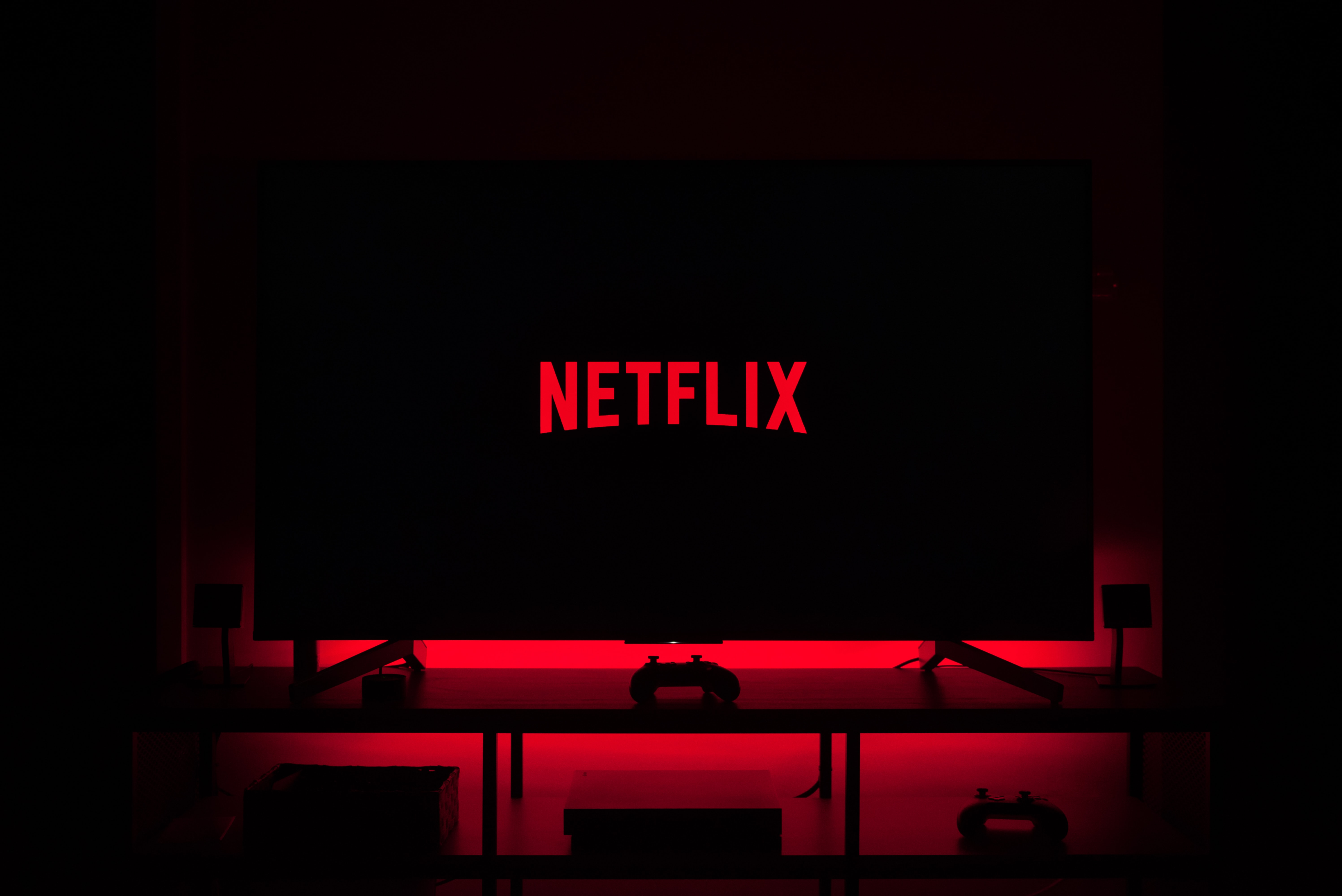 televisão com o logo da netflix